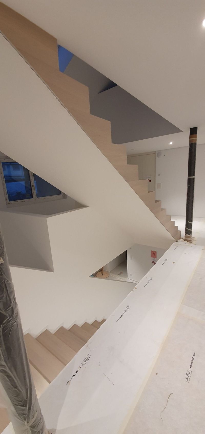 Un escalier est en cours de construction dans une maison.