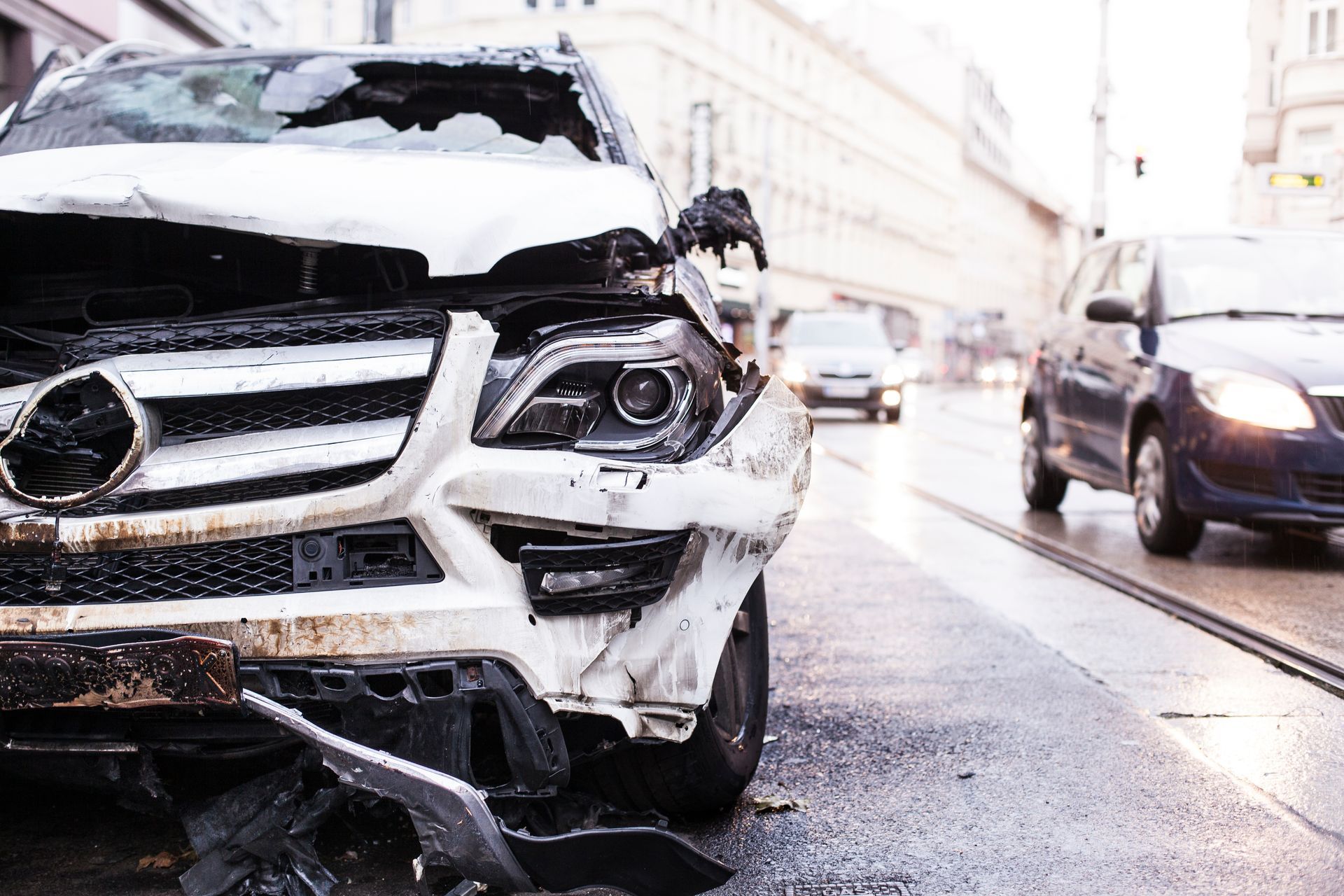 Voiture endommagée après un accident dans une rue, d'autres véhicules se trouvant à proximité.