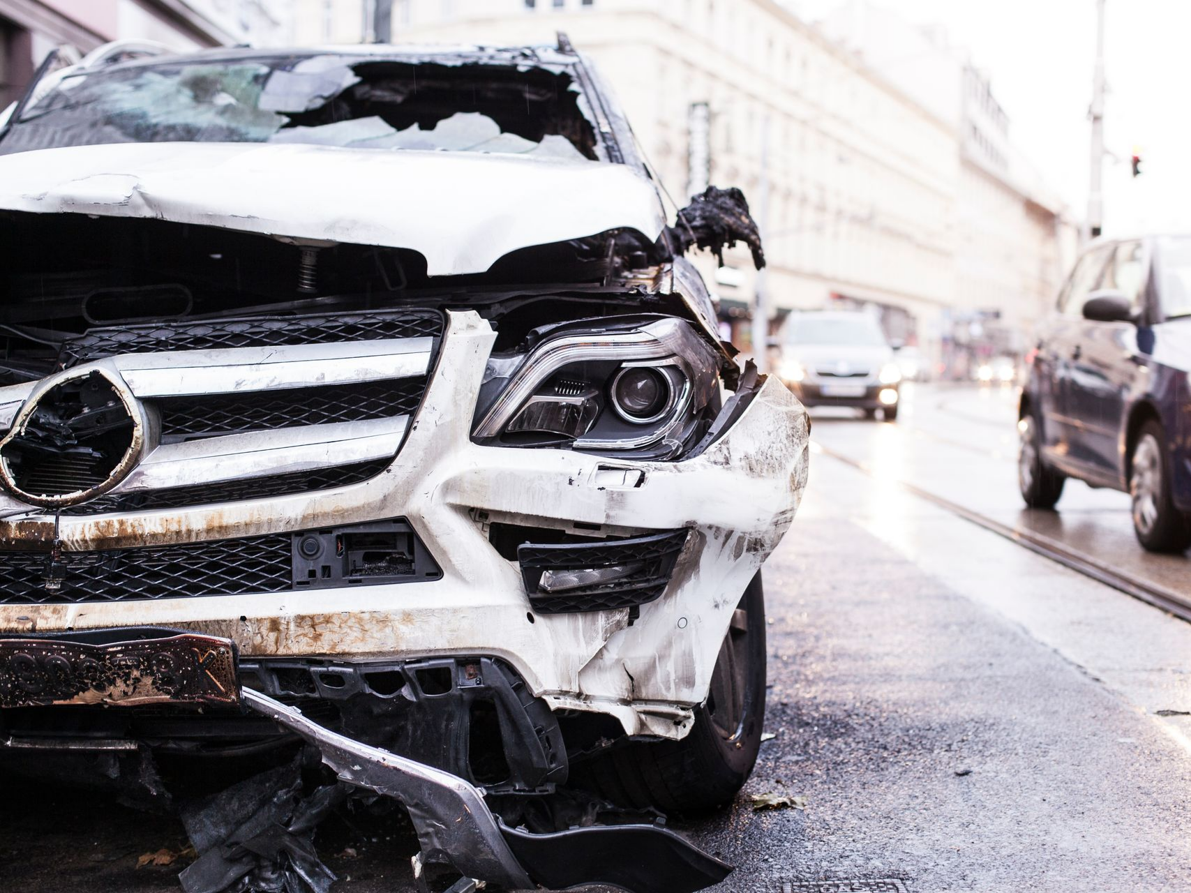 Voiture blanche hors d'usage après accident de la route.