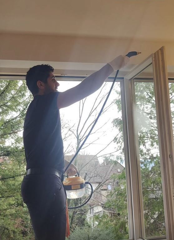 Reinigungskraft von Allen Reinigung bei der Arbeit