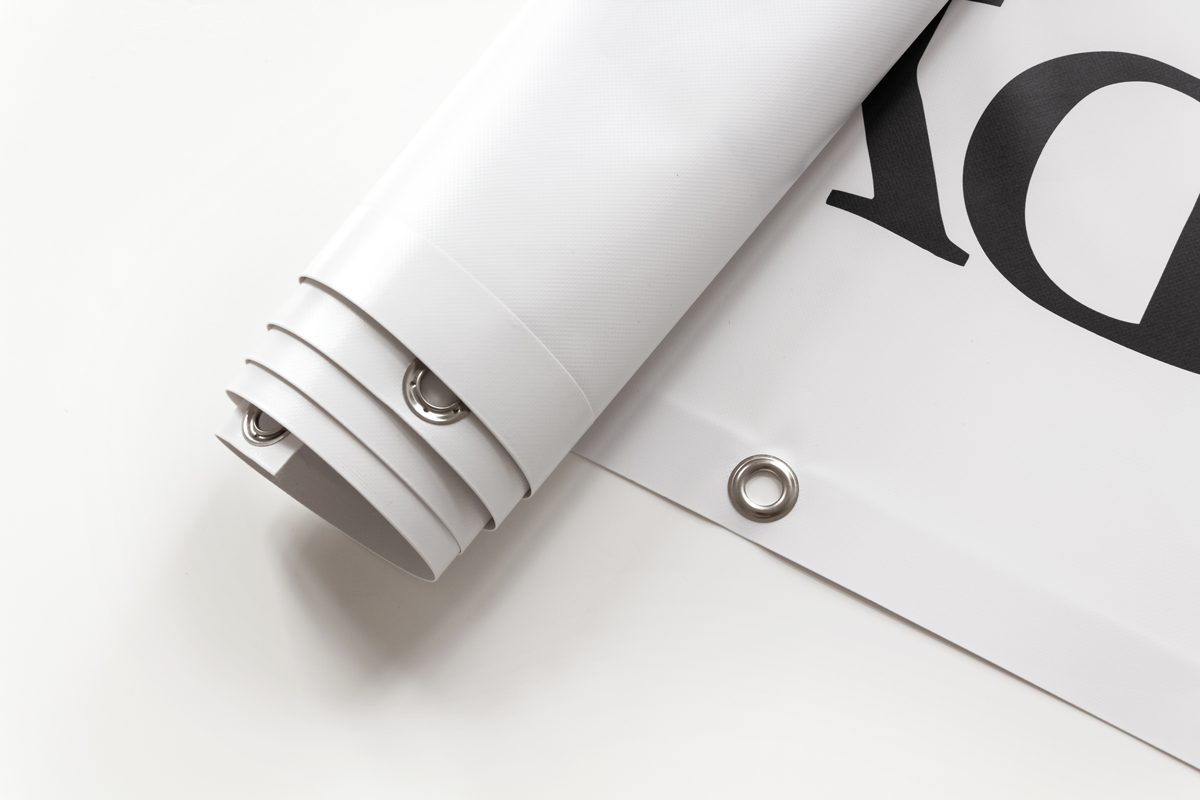 Bâche blanche enroulée