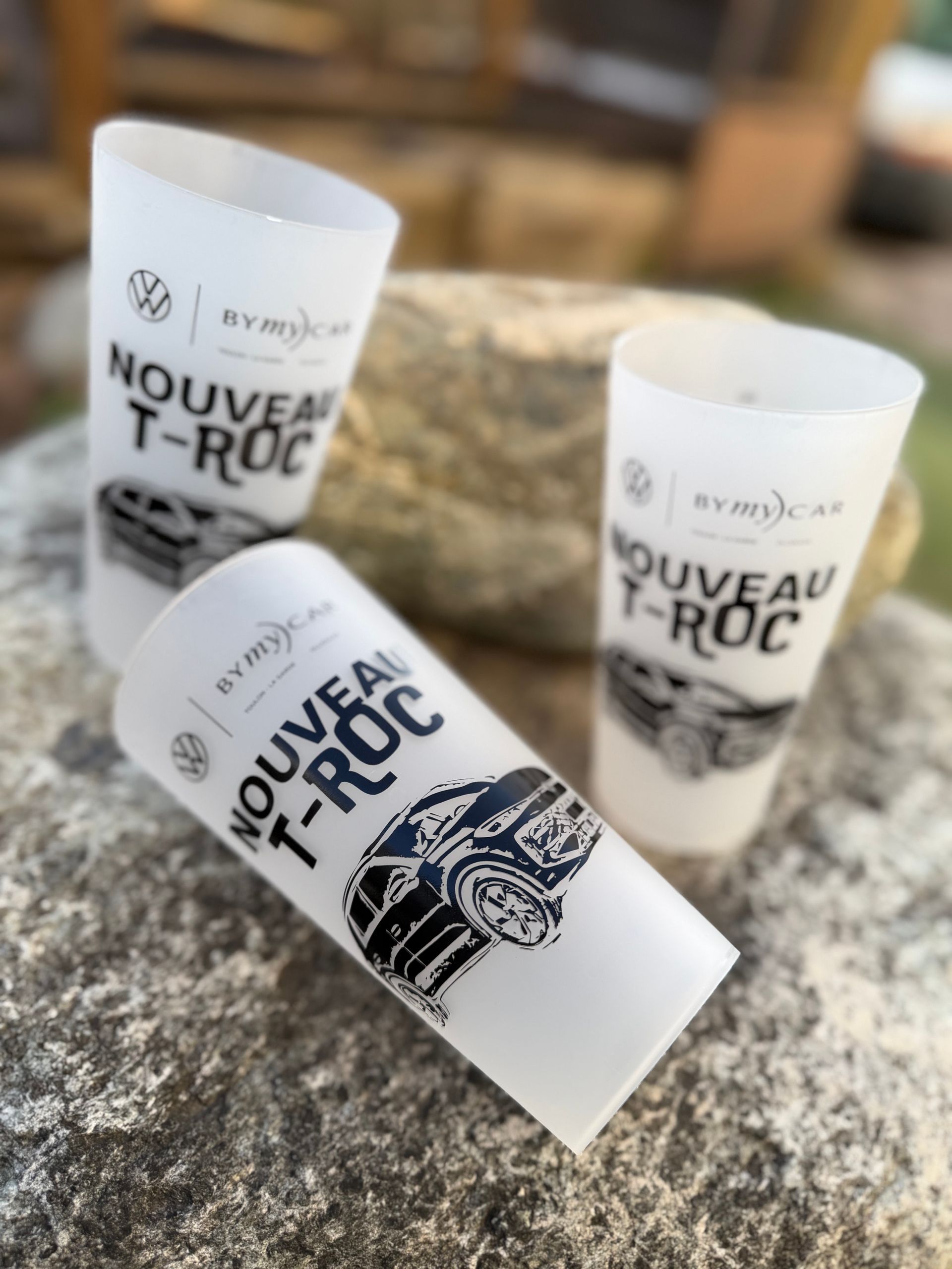 Personne en gilet jaune portant un casque sous le bras