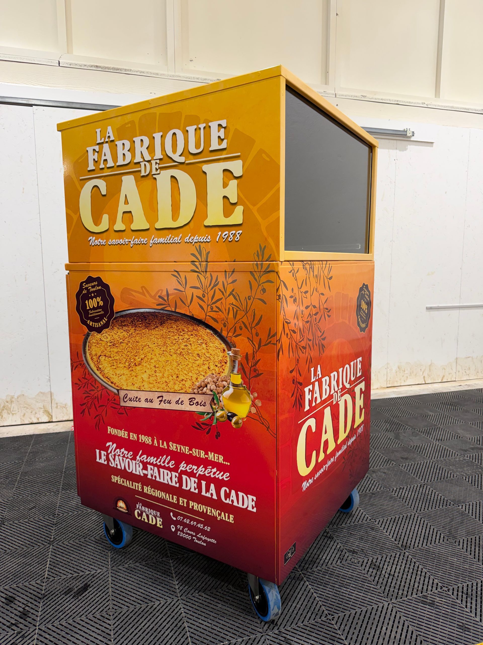 Un chariot de restauration ambulant pour « La Fabrique du Cade » avec un logo coloré et un élément de cuisson visible.
