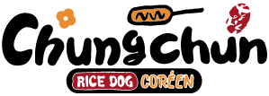 Logo coréen de Chungchun Rice Dog représentant une fleur, un corn dog et un cœur stylisé.