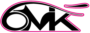 Logo avec les lettres « 6MK » en noir, soulignées de rose, et une forme incurvée au-dessus.