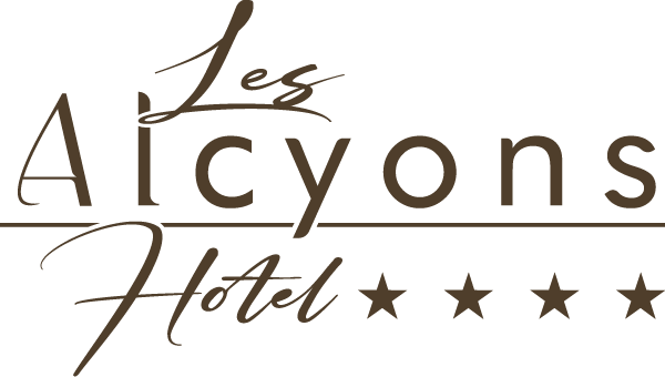 Logo de l'hôtel Les Alcyons, texte marron, écriture stylisée avec cinq étoiles.