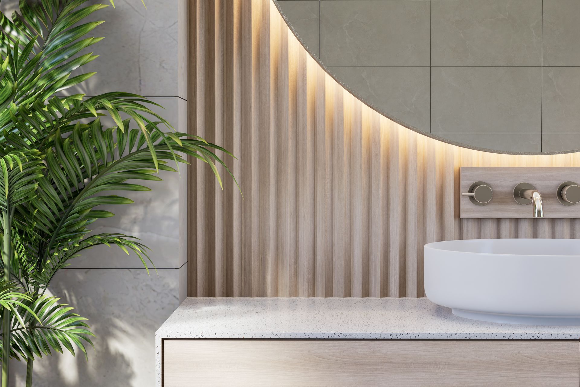 Salle de bains avec lavabo blanc, miroir rond et lambris, éclairée par une lumière chaude, à côté d'une plante.