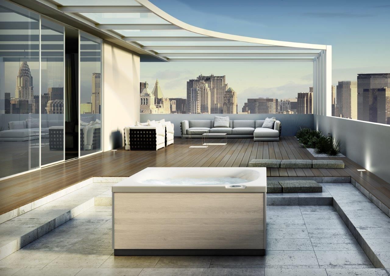 Terrasse sur le toit avec jacuzzi moderne, sièges et vue sur la ville. Bois clair et touches de blanc, cadre ensoleillé.