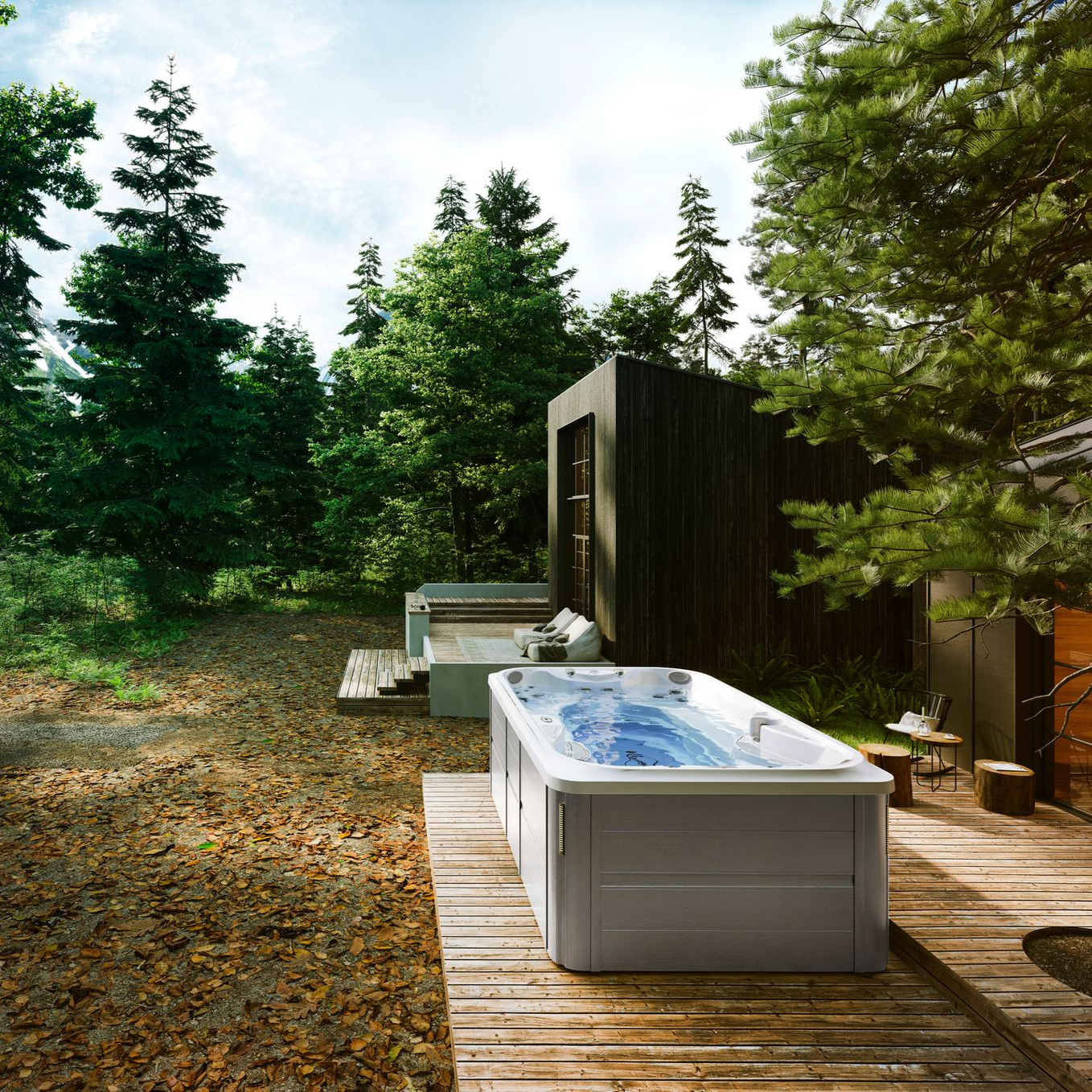 Un jacuzzi rectangulaire sur une terrasse en bois entourée d'arbres. Un petit bâtiment sombre se dresse à l'arrière-plan.