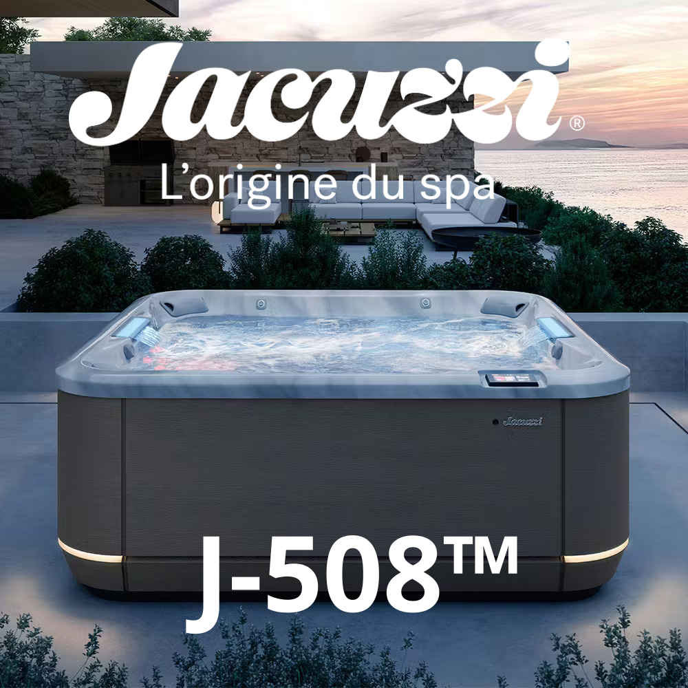 Des personnes se détendent dans un jacuzzi devant un chalet en bois avec une terrasse ; des arbres en arrière-plan.