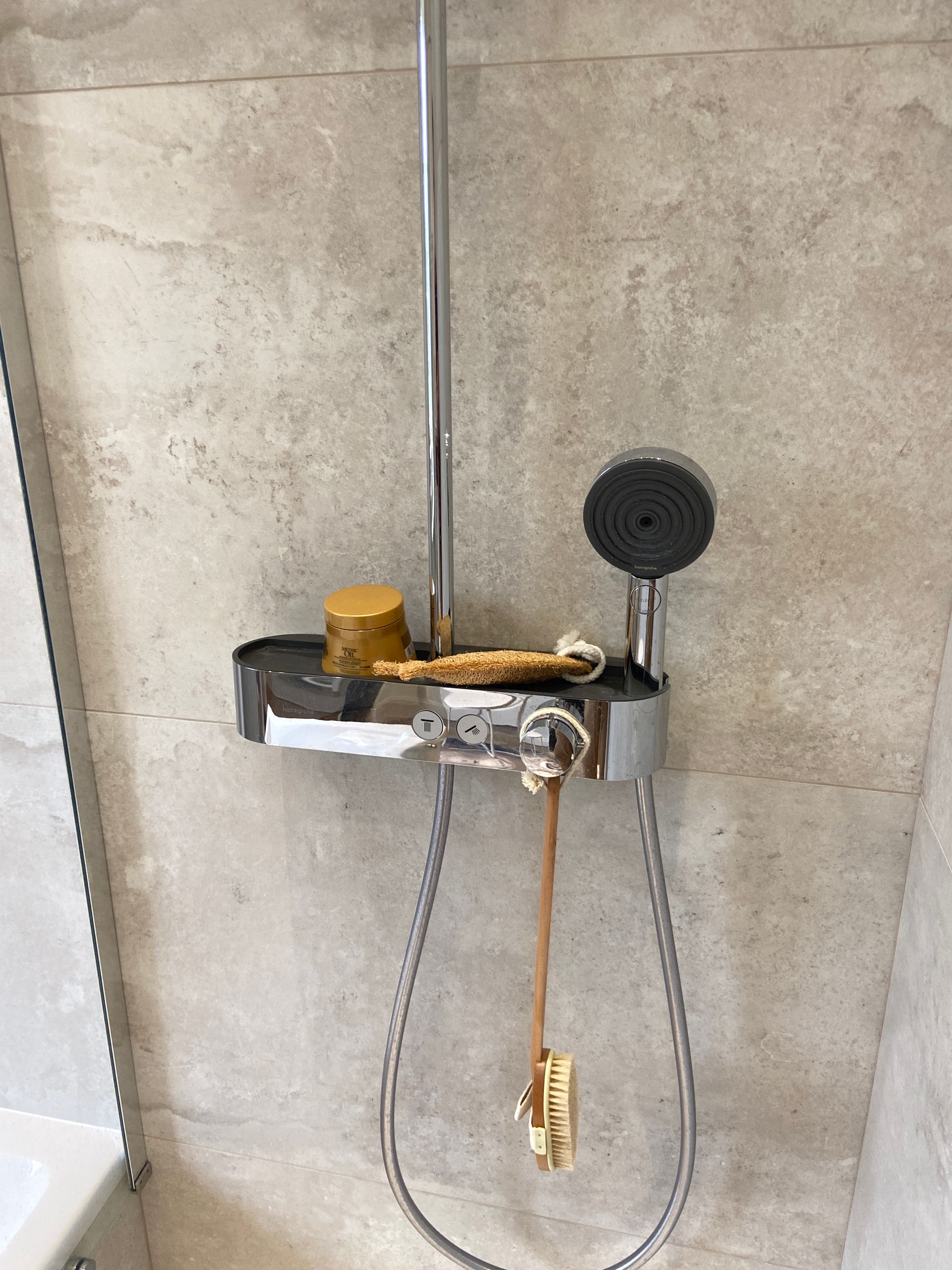 Gros plan sur un détail de robinetterie de douche.