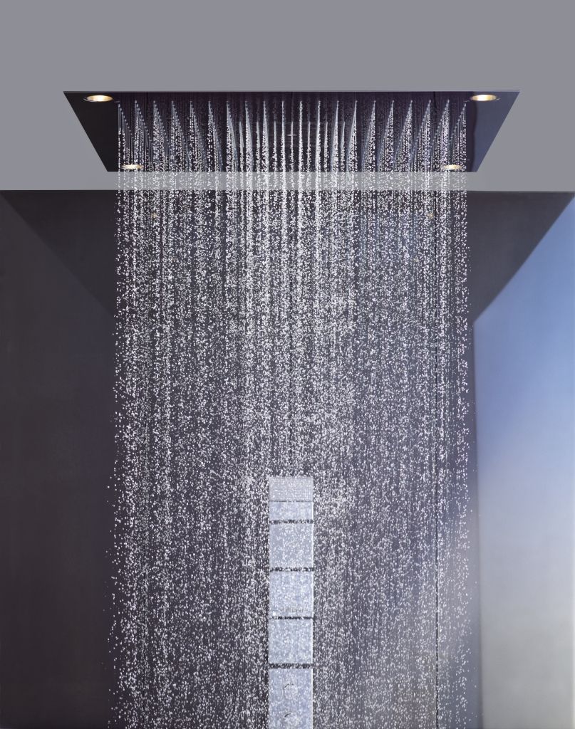 Pommeau de douche effet pluie fixé au plafond ; salle de bains grise et bleue.