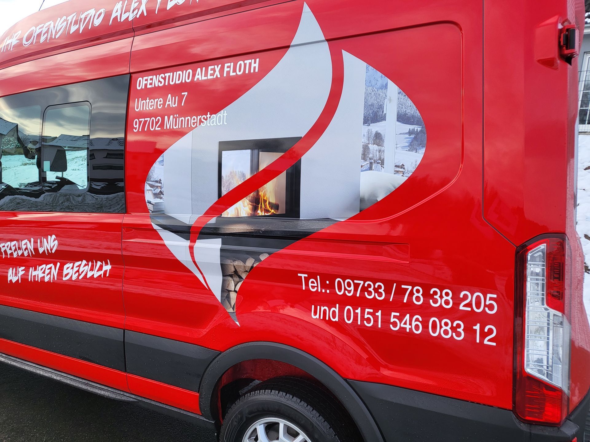 Ein großer roter Lieferwagen von Ofenstudio Floth mit Kontaktdaten