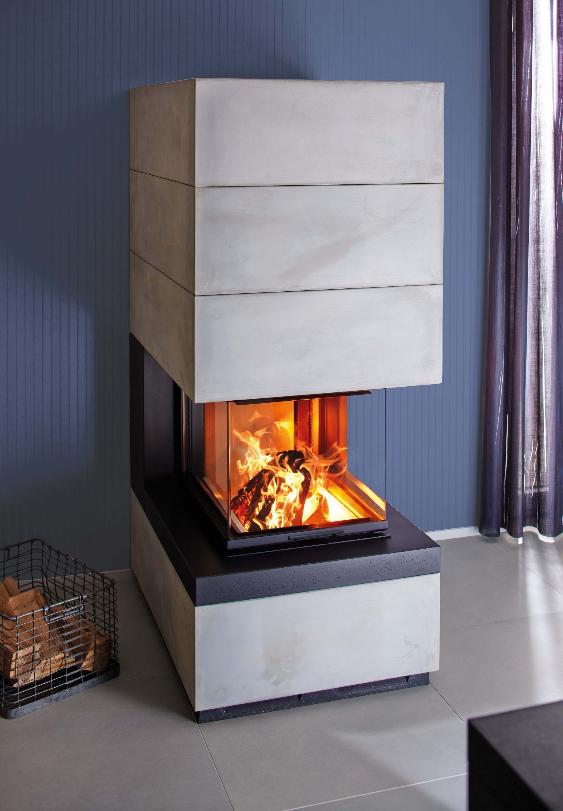 ein Gaskamin steht in einem Wohnzimmer