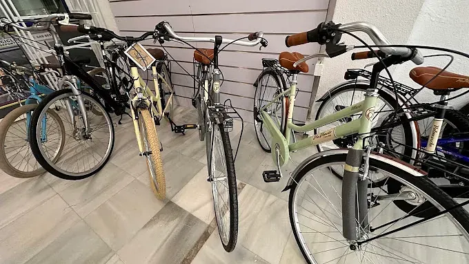 Una fila de bicicletas están estacionadas una al lado de la otra en una habitación.