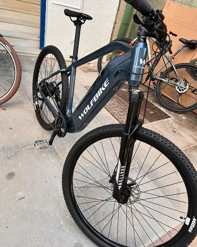Una bicicleta con la palabra Wolverine está estacionada en la acera.