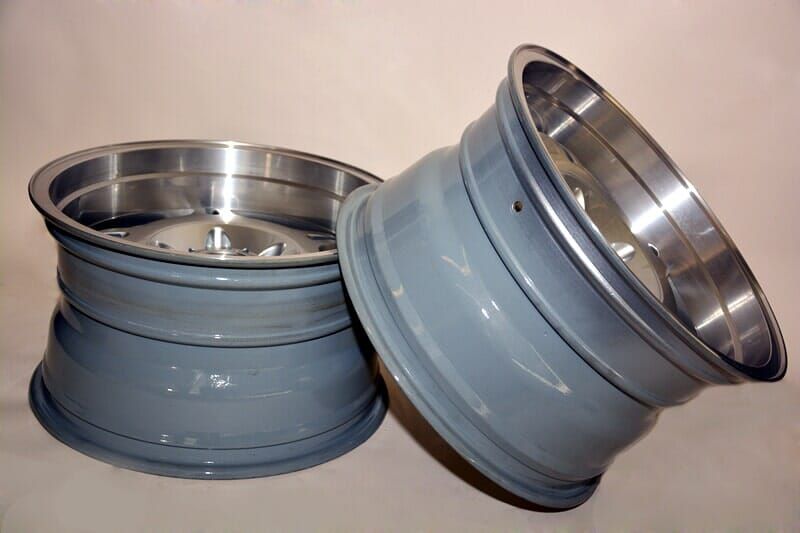 Duas rodas de carro cinza e prata.