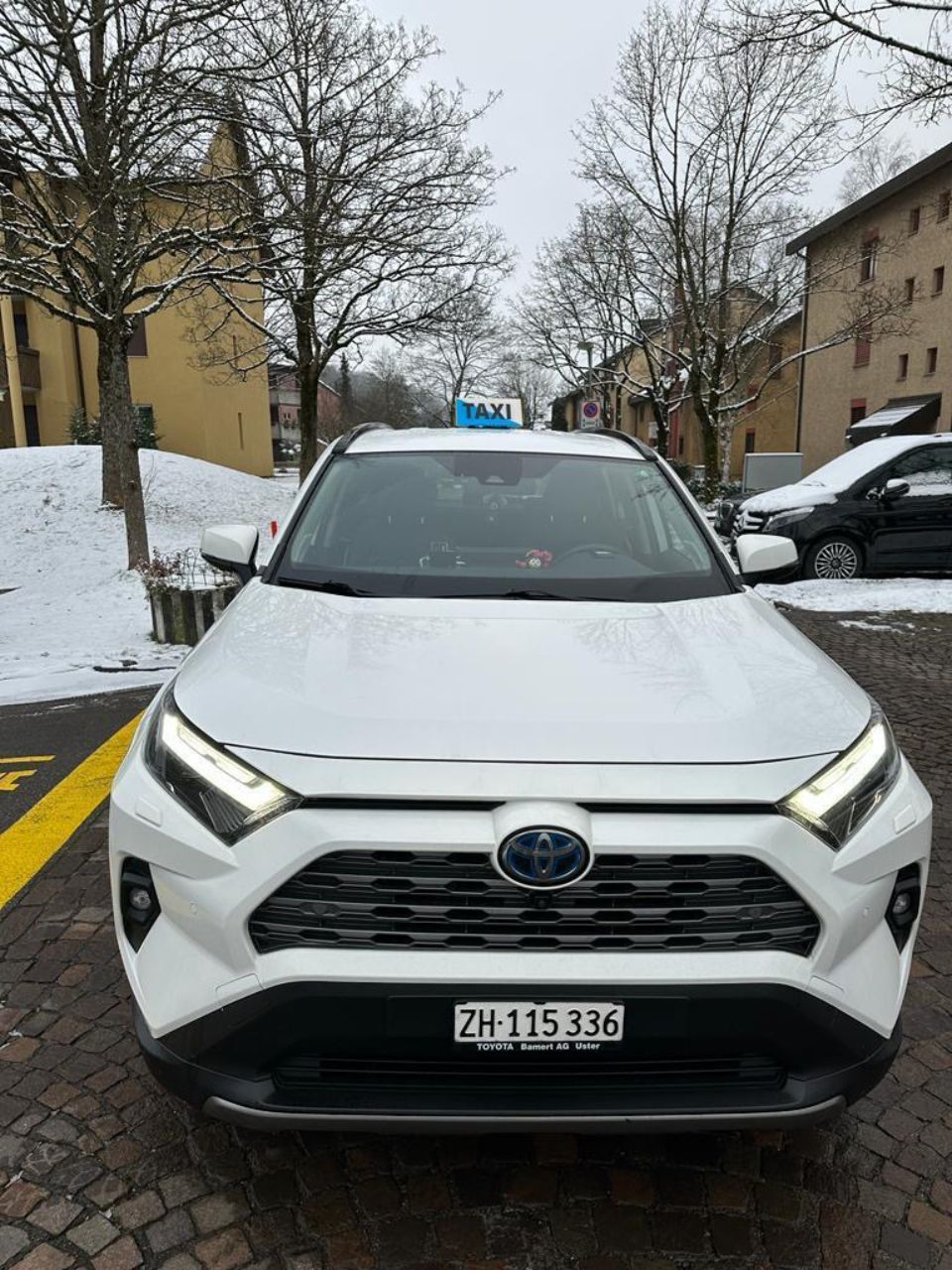 Weisses Taxi des Dorftaxi Haug