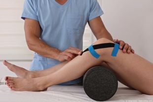 Sebastian Remmenga Physiotherapeut behandelt eine Patientin am Knie