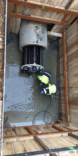 Deux professionnels sur des travaux VRD.
