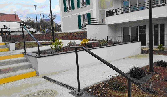 Escaliers balisés avec rambardes.