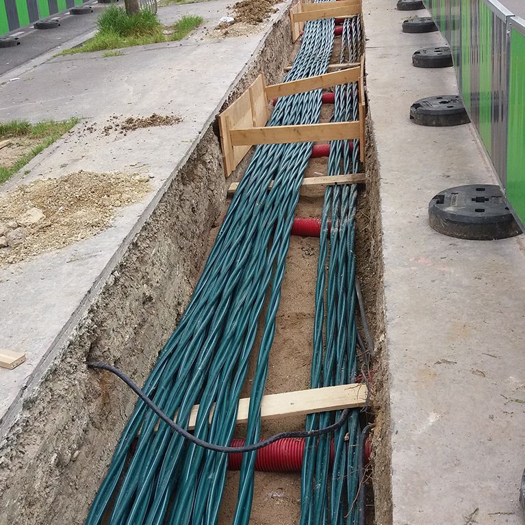 Cables dans une tranchée.