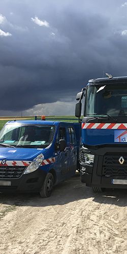 Flotte de véhicules bleus.