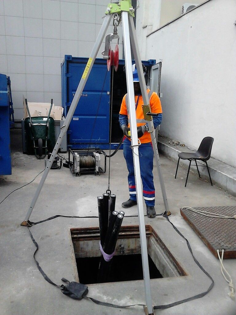 Professionnel près d'une installation pour des travaux en intérieur.