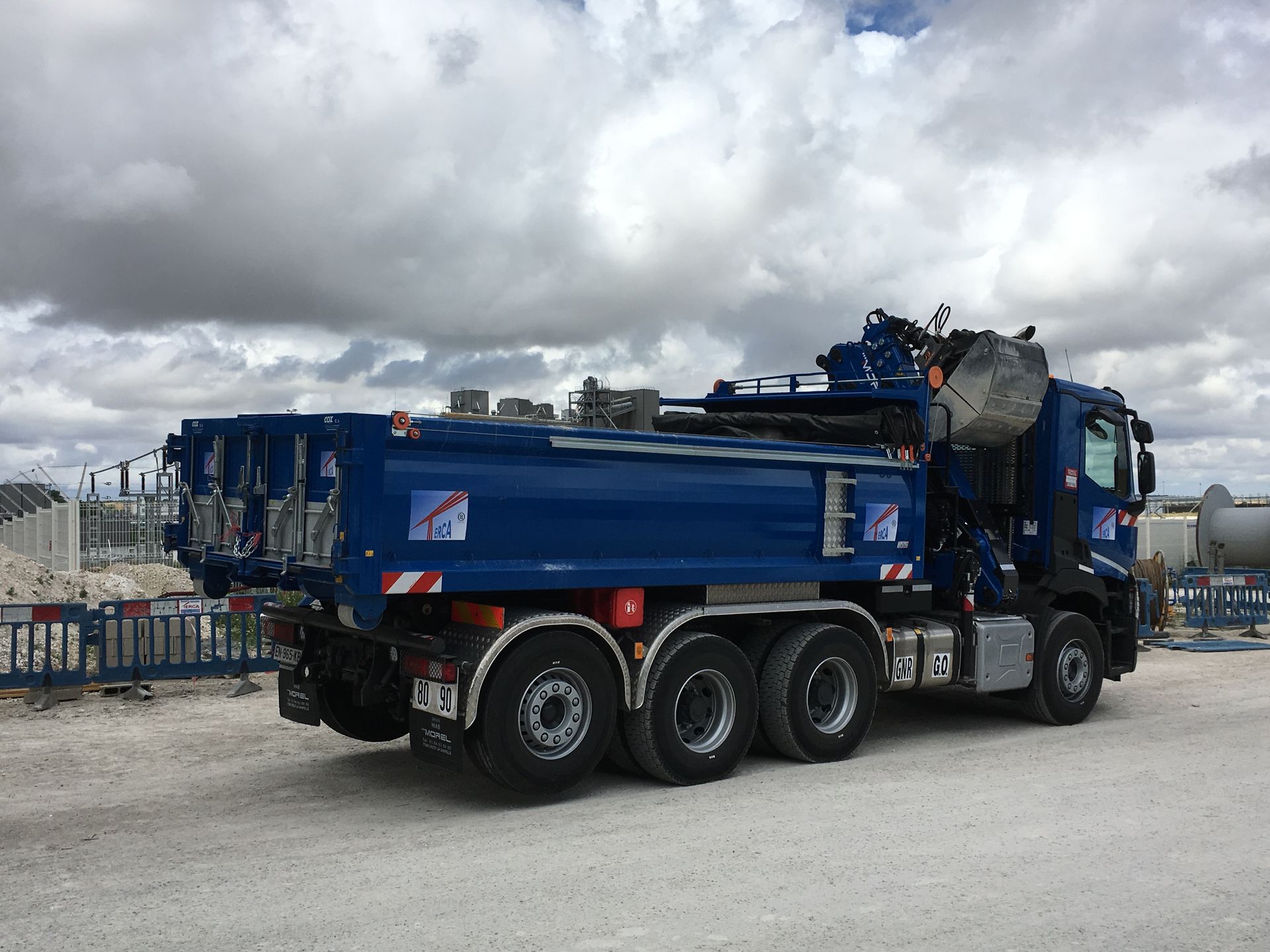 Camion à remorque bleue.
