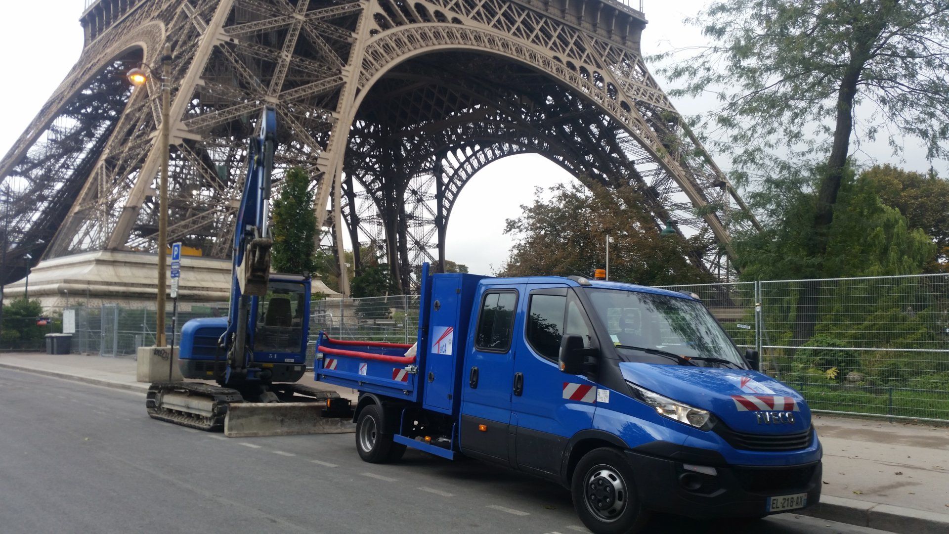 Véhicule Terca au pied de la tour Eiffel.