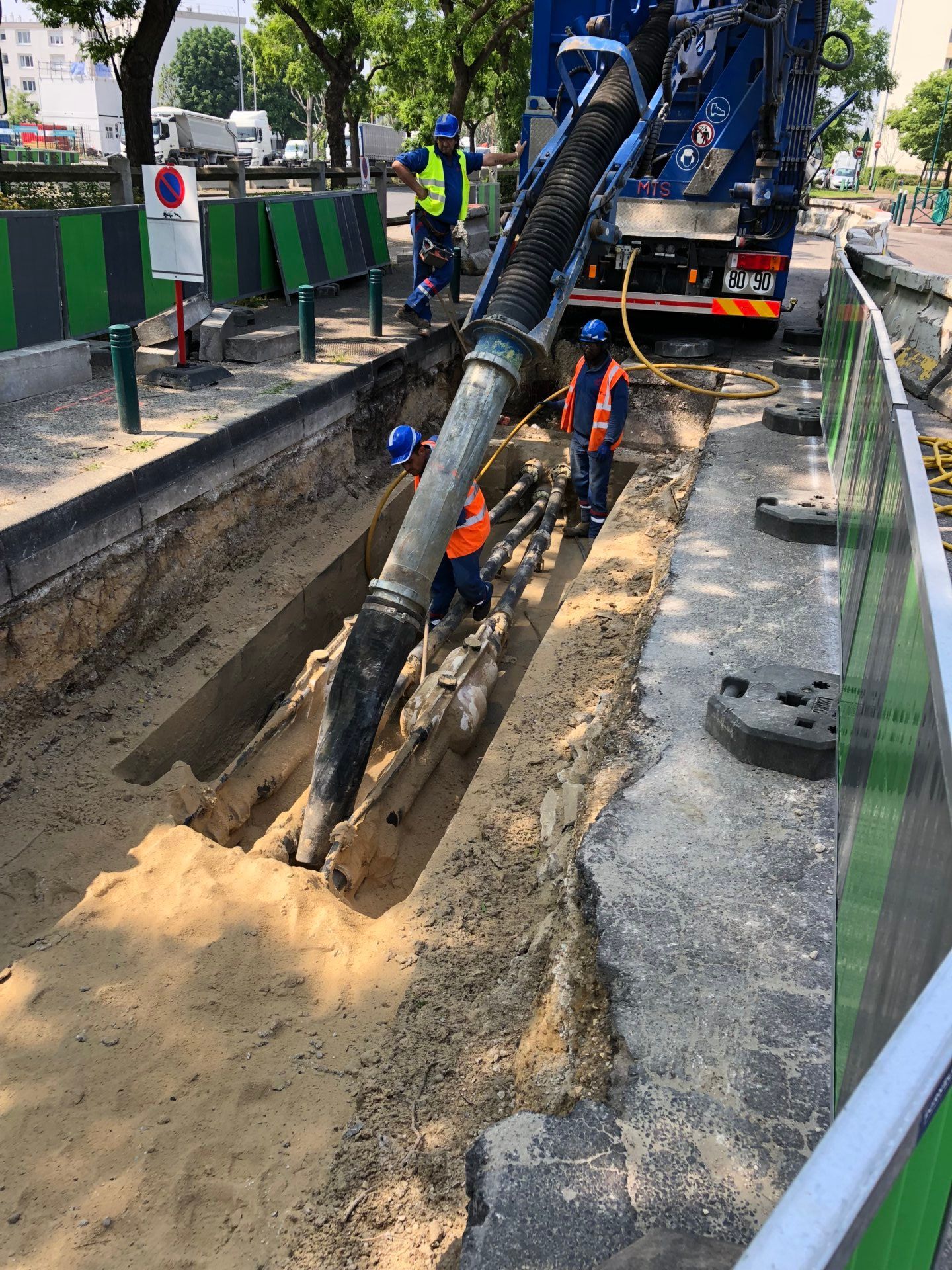 Travaux de voirie dans un trottoir.