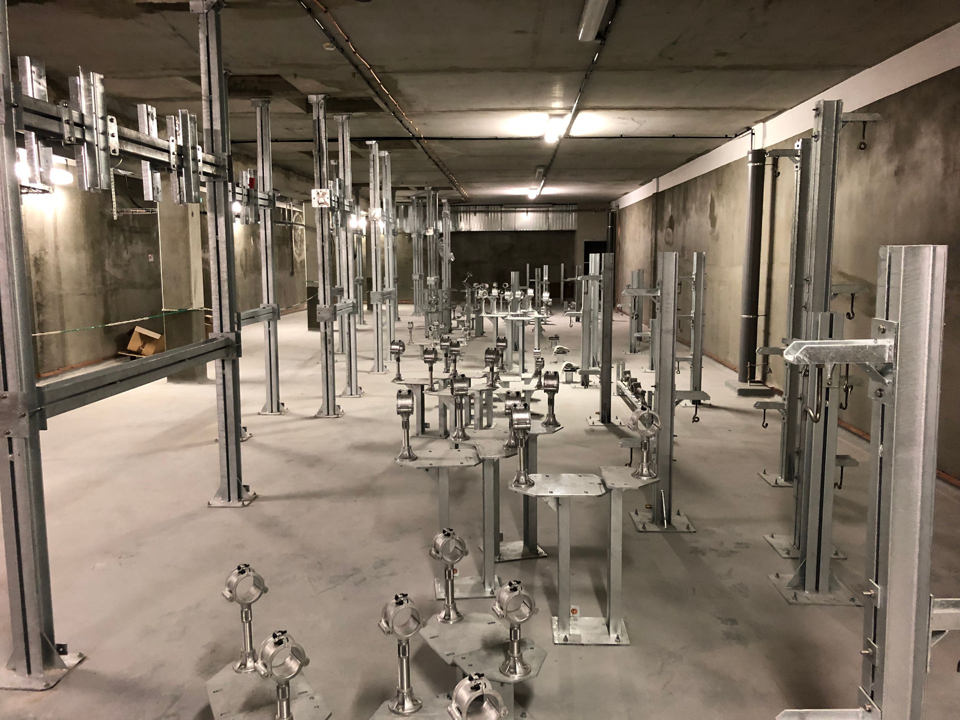 Intérieur d'un bâtiment avec structures en métal.