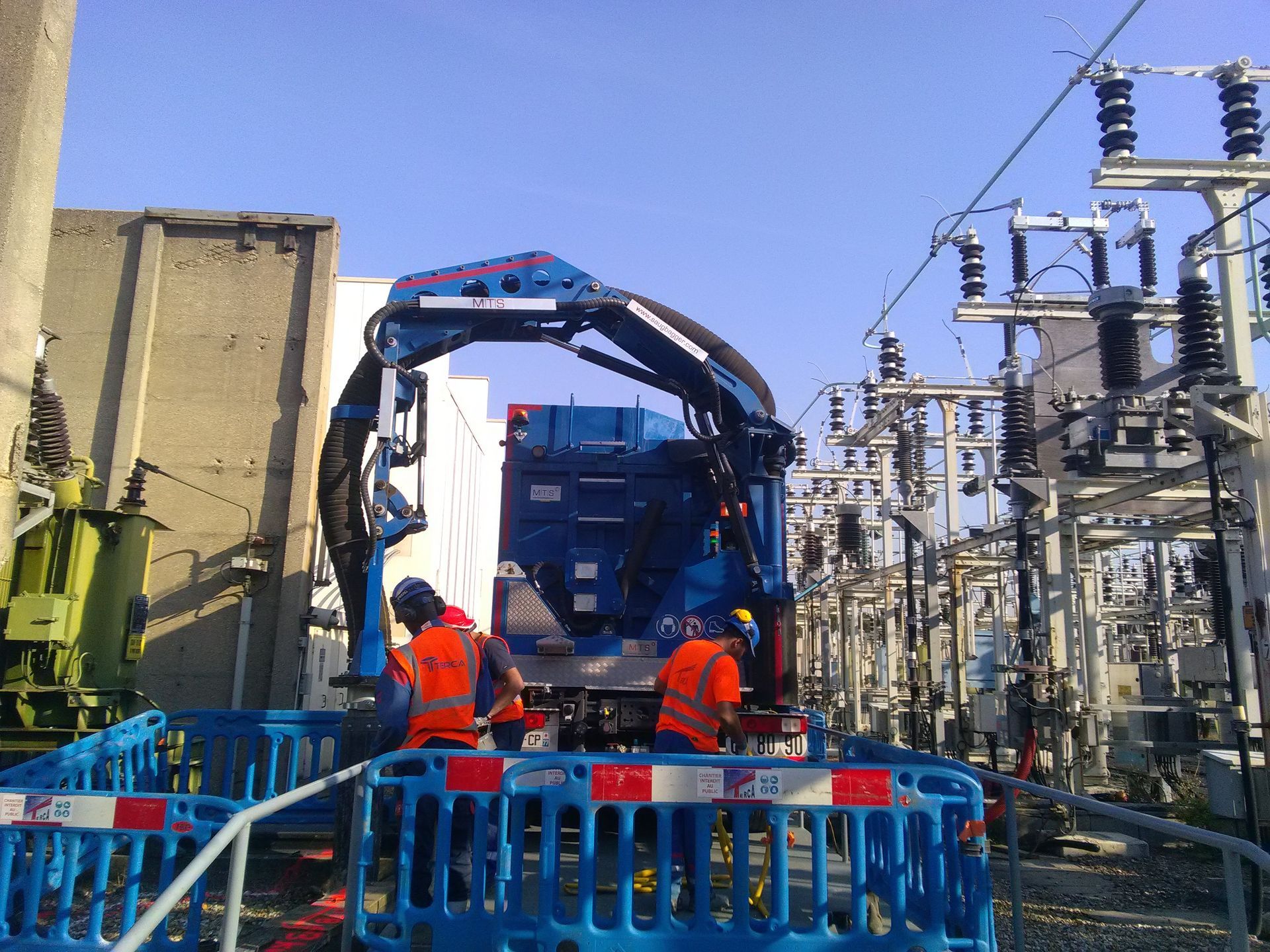 Deux ouvriers sur un chantier de réseau électrique.