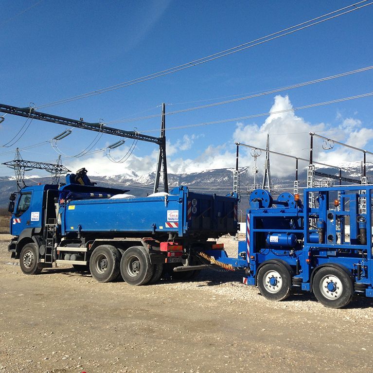 Engin Terca avec une remorque sur un chantier.