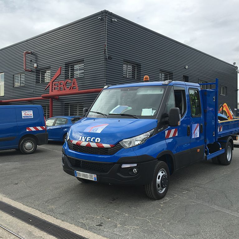 Véhicules de la flotte de Terca devant la devanture de leur entreprise.