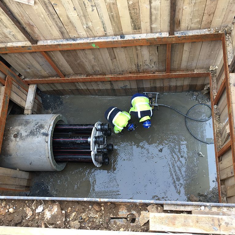 Deux professionnels sur un chantier.