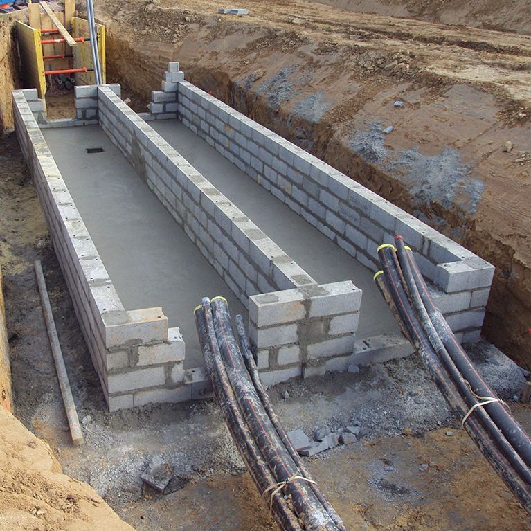 Structure en parpaing en construction.