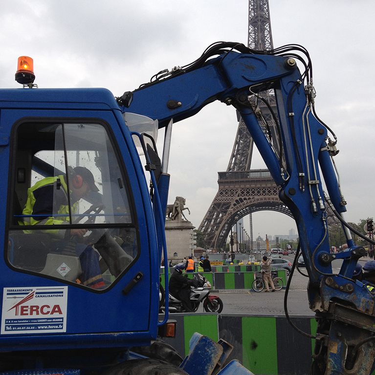 Tour Eiffel derrière un engin de chantier.