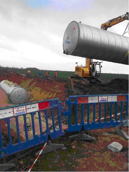 Chantier délimité par une barrière bleue.
