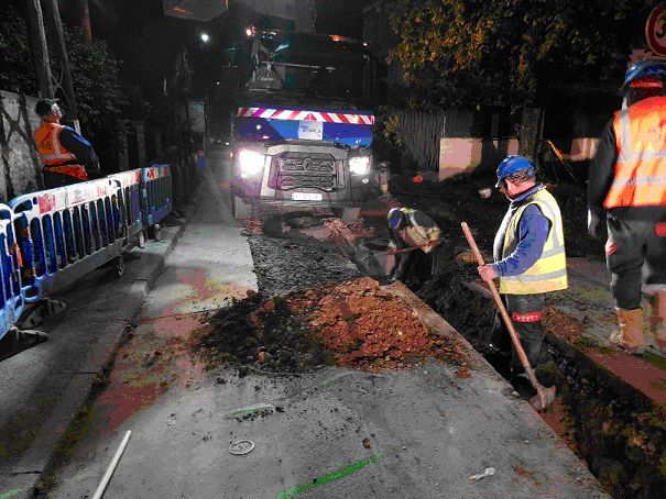 Professionnels de Terca sur un chantier en train de creuser une tranchée.