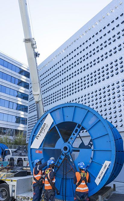 Professionnels portant des casques bleus sur un chantier.