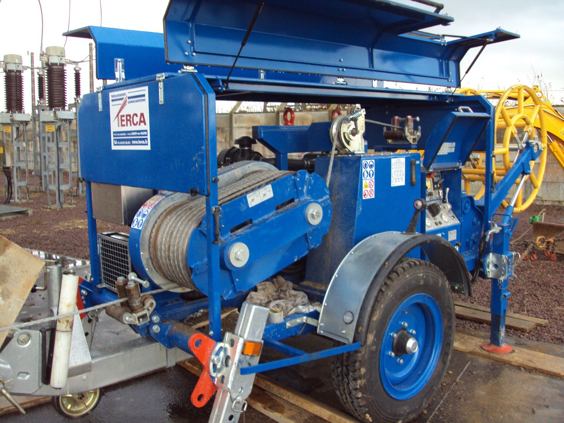 Remorque atypique pour des travaux spécifiques.