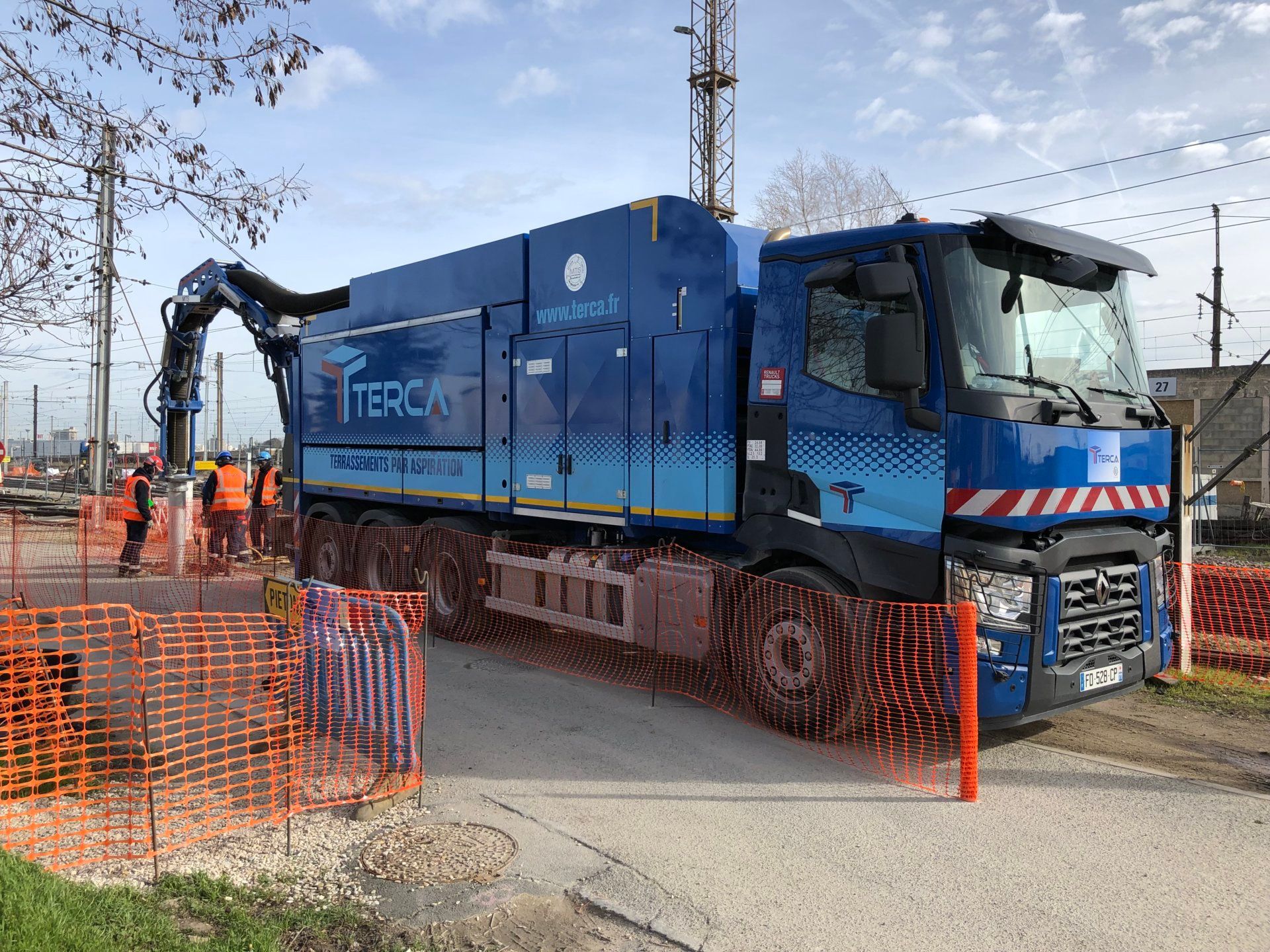Chantier avec rubalise orange.