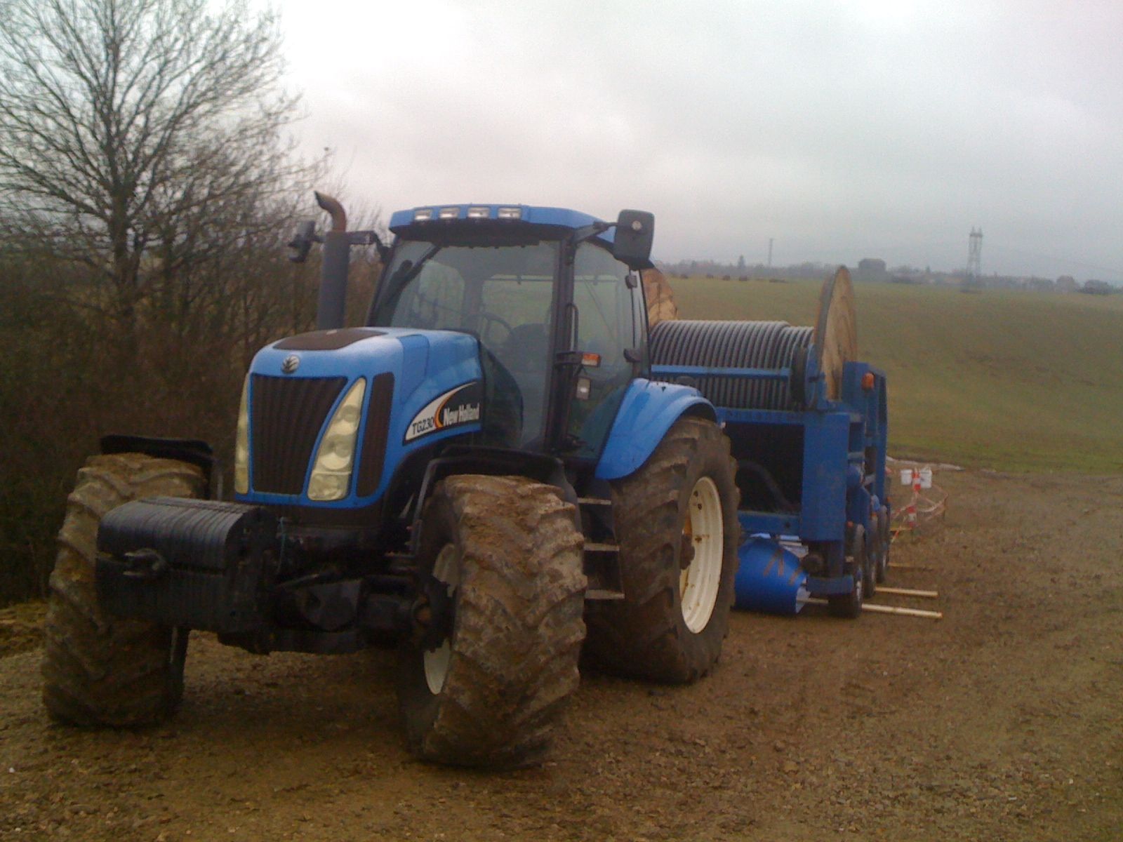 Tracteur bleu dans un champ.
