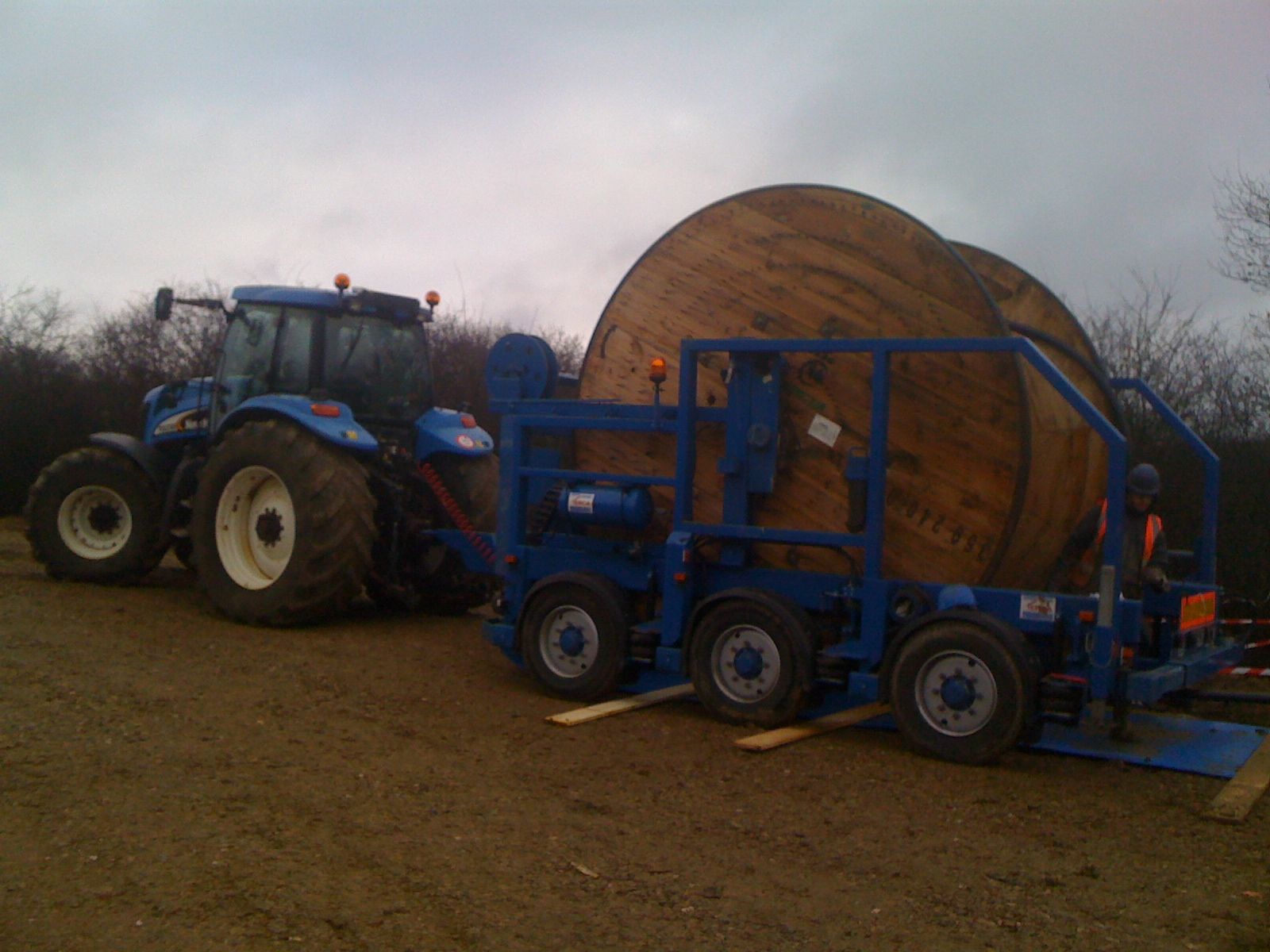 Engin de chantier avec bobine géante.