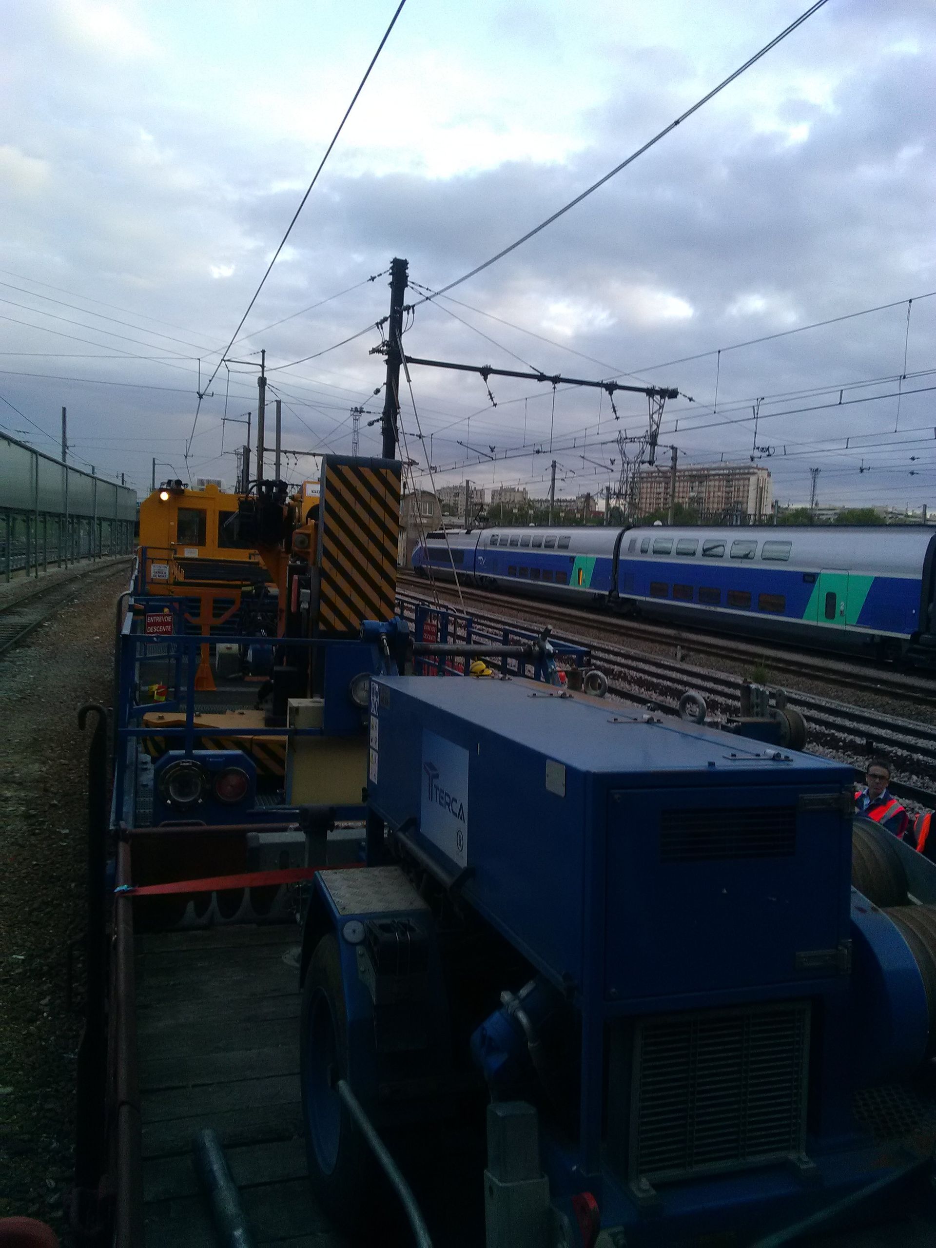 Engin Terca à proximité de rails de la SNCF.