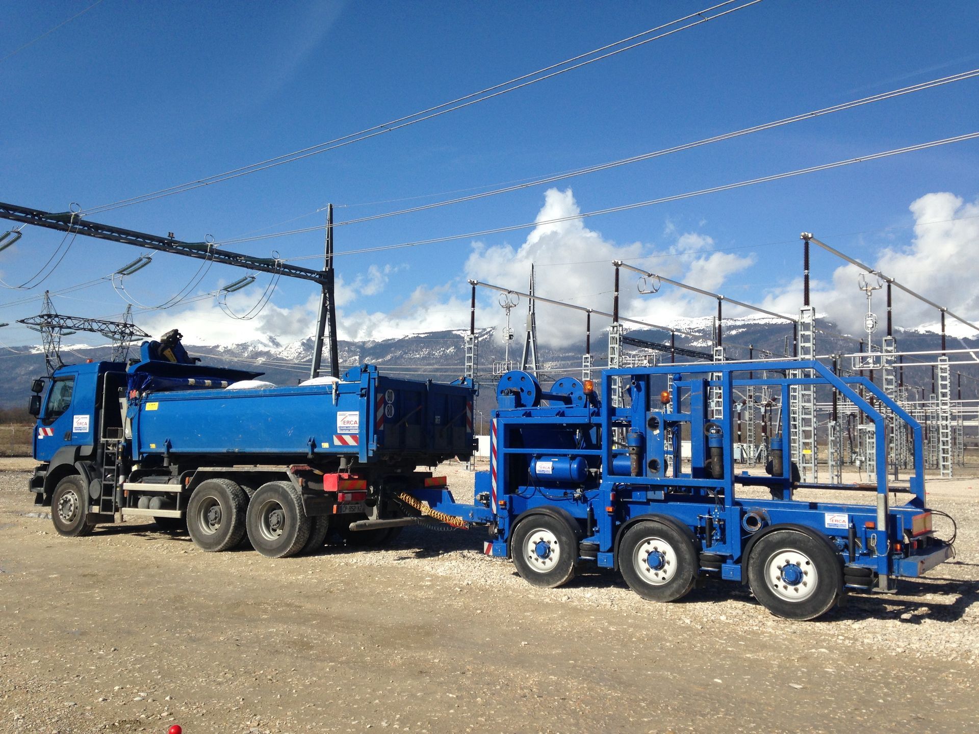 Remorque attachée à un camion bleu.