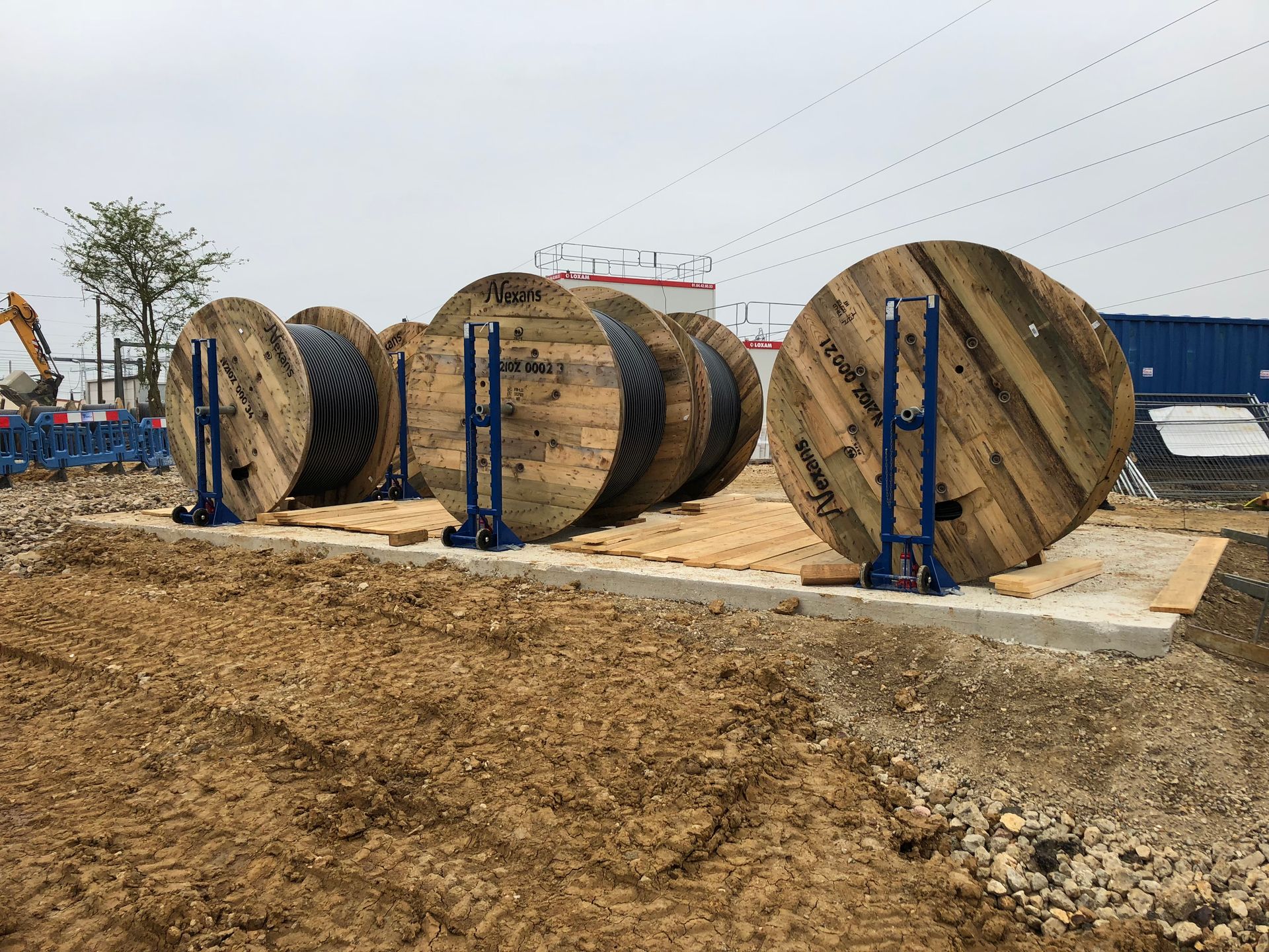 Bobines géantes pour déroules des fils électriques.