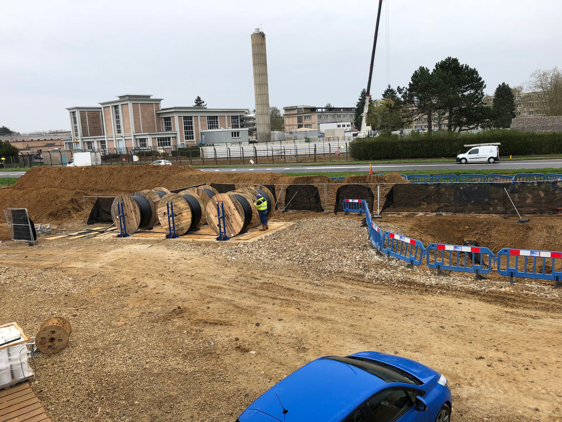 Chantier de grande ampleur près d'une route.
