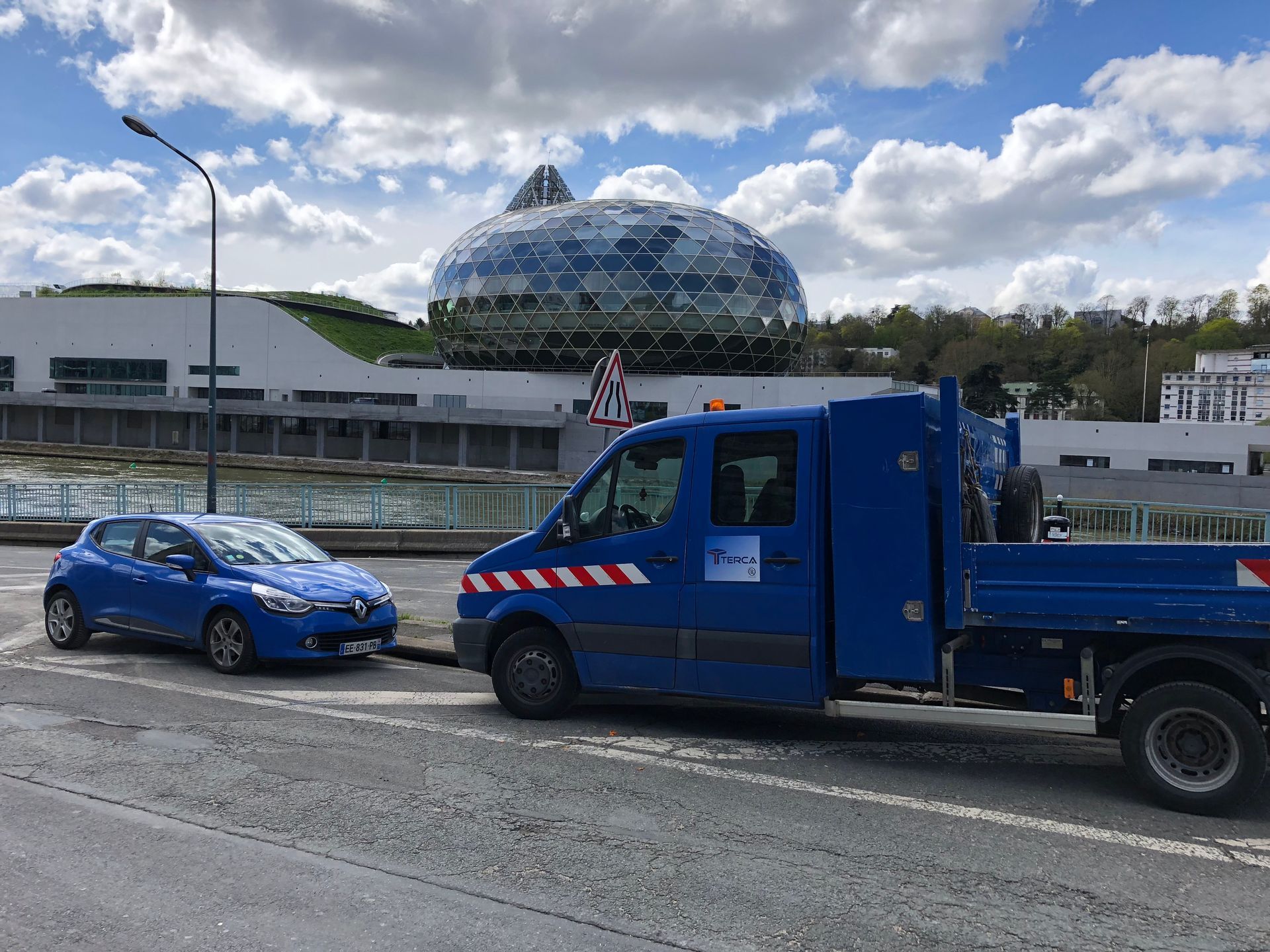 Voiture et camion Terca stationnés.